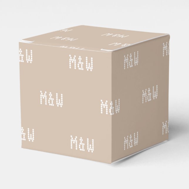 Anpassa en beige-gåva med inledande vita monogram presentaskar (Framsidan Sidan)