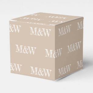Anpassa en beige-gåva med inledande vita monogram presentaskar