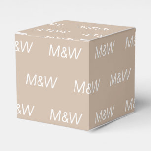 Anpassa en beige-gåva med inledande vita monogram presentaskar
