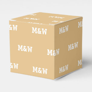 Anpassa en kamellgåva med inledande vit monogram presentaskar