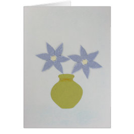 Anpassa Grönt vas och två blåa blommor Hälsningskort