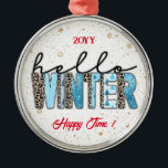Anpassa hej Winter Julgransprydnad Metall<br><div class="desc">Hej Winter Customize Metall Ornament - Customized Product - (Type BOKI412 in the site search (browing) för att se erbjudandet från alla mina skapelser. Tack. ) - Se mina andra produkter och samlingar, välj en gåva till dig och dina kära. Tack för att du köpte i min affär. Kom igen....</div>