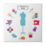 Anpassa Högerna Etikettsökning Kakelplatta<br><div class="desc">Klicka på knappen Anpassa för att anpassa texten. Här är min speciella samling av verktyg och förnödenheter för fiberkonstnärer för syning, skräddarsydd, förbandsarbete, nålarbete, mördande och hantverksmässigt bruk: sydd nål, , spolar av tråd, nåldyna med stift stift, rosett band, bobbiner, tunn, tejp, brodersax, bult av trasa, skräddarmodell, sydd maskin. etikett...</div>