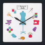 Anpassa Högerna Etikettvisning Fyrkantig Klocka<br><div class="desc">Klicka på knappen Anpassa den om du vill anpassa texten. Här är min speciellare samling av verktyg och artiklar till fiberkamrater för syning, skräddarsydd konsthandling, klädestillverkning, nålarbete, mörkning och hantverk: syande nål, trådspolar, nåldyna med stift stift, rosett band, bobbiner, tunn, bandmått, brodersaxar, bult av trasa, skräddarmodell, sydd maskin, etikett och...</div>