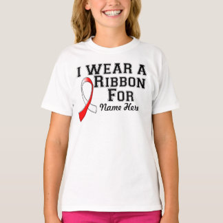 Anpassa i Bära ett rött och vitt band T-shirt