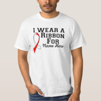 Anpassa i Bära ett rött och vitt band T-shirt