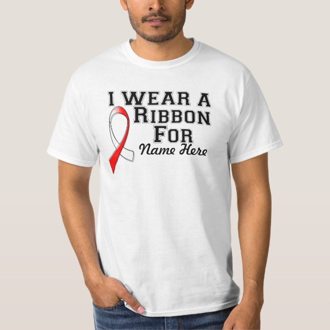 Anpassa i Bära ett rött och vitt band T-shirt (Framsida)