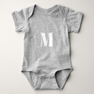 Anpassa inledande vitt grått i monogram t shirt