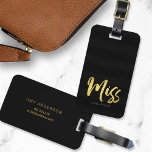 Anpassa med Namn Faux Guld,, miss Black Rand Bagagebricka<br><div class="desc">Resa i stil med den här personligen bagagetaggen som innehåller "Miss" från ord i faux guld-penselskript mot en svart bakgrund från rand mönster. Om du vill att ditt namn ska framträda bättre mot bakgrund av mörken ska du ändra färg till ett ljusare färg eller till en guld-liknande färg använda den...</div>