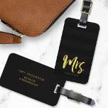 Anpassa med Namn Faux Guld till Black Rand Bagagebricka<br><div class="desc">Snyggt personlig bagagetagg med ord "fru" i faux guld-penselskript mot svart bakgrund av rand mönster. Det ger underbara gåvor till nygifta eller till årsdagar. Om du vill att ditt namn ska framträda bättre mot bakgrund av mörken ska du ändra färg till ett ljusare färg eller till en guld-liknande färg använda...</div>