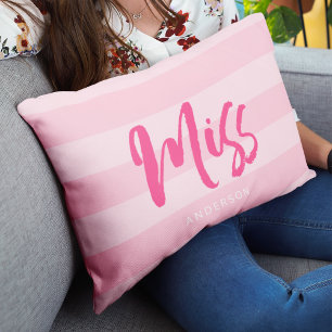 Anpassa med Namn Miss Preppy Rosa Rand Lumbarkudde