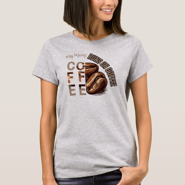 Anpassa Min Mamma Kör På Kaffe Semester  T Shirt (Framsida)