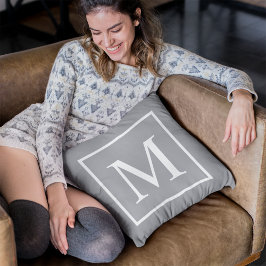 Anpassa monogram på grått kudde