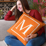 Anpassa monogram på ljus orange kudde<br><div class="desc">Anpassa monogram på den ljusa orangen dekorativ kudde. Anpassa och anpassa genom att ersätta den ursprungliga versionen efter behov.</div>