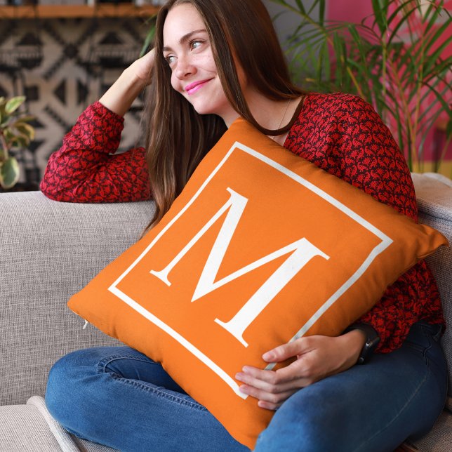 Anpassa monogram på ljus orange kudde (Customize monogram on bright orange throw pillow)