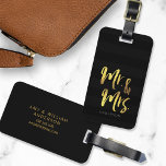 Anpassa Namn Elegant, Mr & Mrs Black Rand Bagagebricka<br><div class="desc">Elegant personlig bagagetagg med ord "Mr and Mrs" i faux guld-penselskript mot modern svart bakgrund i rand mönster. Det ger underbara gåvor till nygifta eller till bröllop-årsdagar. Om du vill att ditt namn ska framträda bättre mot bakgrund av mörken ska du ändra färg till ett ljusare färg eller till en...</div>