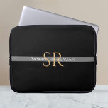 Anpassa Namn och Monogram Guld/Vita Grått Rand Laptop Fodral<br><div class="desc">Anpassa ditt namn,  initialer eller meddelande i guld och vit text på grått rand med svart bakgrund.</div>