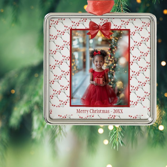 Anpassa Photo God jul Julgransprydnad Metall (Beautiful Keepsake Photo Christmas Ornament. Easy to personalize photo and name. Red bow and berries)