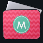 Anpassa Preppy Chevron i Rosa Monogram Laptop Fodral<br><div class="desc">Uttryck dig själv med det här monogrammade laptop sleeve som har en parfymisk schevron mönster i skuggor av rosa. Anpassa den genom att ersätta platshållartexten. Om du vill ha fler alternativ, till exempel att ändra teckensnittet, klickar du storlekare på knappen "Anpassa". *Observera att Zazzle Watermark som visas i zoomförhandsvisningen INTE...</div>