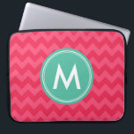 Anpassa Preppy Chevron i Rosa Monogram Laptop Fodral<br><div class="desc">Uttryck dig själv med det här monogrammade laptop sleeve som har en parfymisk schevron mönster i skuggor av rosa. Anpassa den genom att ersätta platshållartexten. Om du vill ha fler alternativ, till exempel att ändra teckensnittet, klickar du storlekare på knappen "Anpassa". *Observera att Zazzle Watermark som visas i zoomförhandsvisningen INTE...</div>