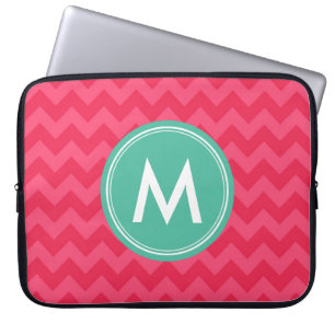 Anpassa Preppy Chevron i Rosa Monogram Laptop Fodral