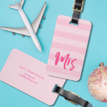 Anpassa till Namn, fru Preppy Rosa Rand Bagagebricka<br><div class="desc">Snyggt personlig bagagetagg med ord "fru" i rosa-penselskript mot en liten bakgrund av rosa rand mönster. Det ger underbara gåvor till nygifta eller till årsdagar. Anpassa den här märkrn genom att ersätta platshållartexten med din information och för fler alternativ, t.ex. att ändra teckensnittet, och det är storlekt att klicka på...</div>