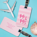 Anpassa till Namn Mr. och Mrs. Rosa Rand Bagagebricka<br><div class="desc">Snyggt personlig bagagemärke med ord "Mr and Mrs" i rosa-penselskript mot en liten bakgrund av rosa rand mönster. Det ger underbara gåvor till nygifta eller till bröllop-årsdagar. Anpassa den här märkrn genom att ersätta platshållartexten med din information och för fler alternativ, t.ex. att ändra teckensnittet, och det är storlekt att...</div>