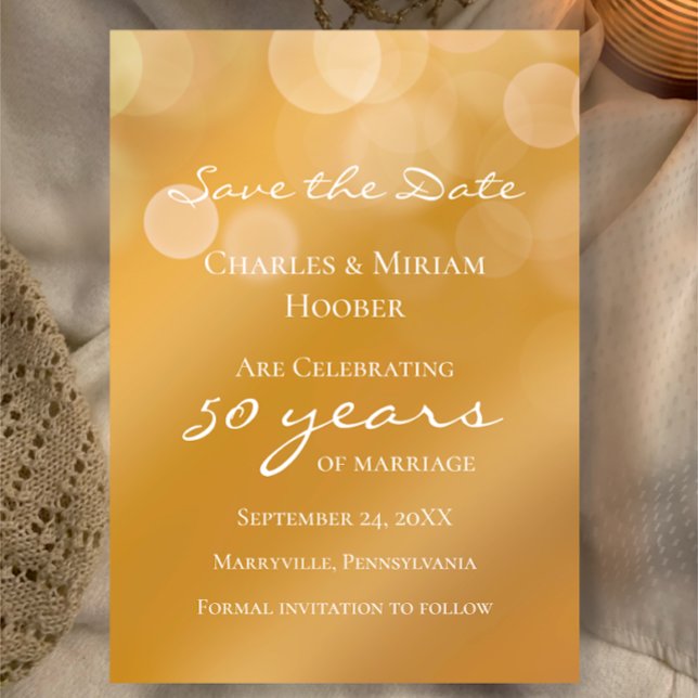 Anpassad 50-års gyllene bröllopsdagfirande spara datumet (Customize this template to create a beautiful golden save the date 50th anniversary party card

)