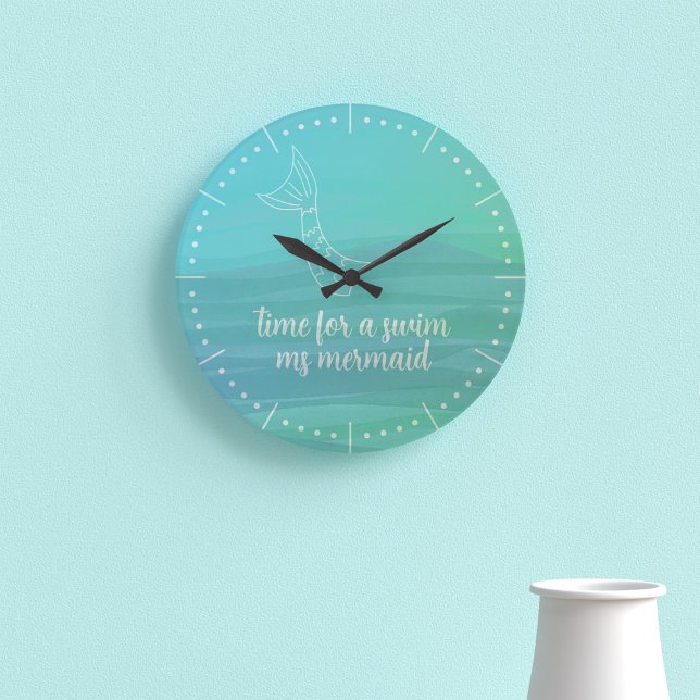 Anpassad Akvarell Simflicka Svans Väggur (Add your own mermaid-y quote to this cool aqua watercolor waves wall clock)
