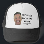 Anpassad ansiktsgömma hatt | Bröllopsbevakarekeps Keps<br><div class="desc">Hedra brudgummen på ett roligt sätt med denna anpassade ansiktsgömma keps! Anpassa denna unika bröllopspresent med brudgummens foto för en oförglömlig gåva. Perfekt för hela bröllopsbevakaregänget,  är denna justerbara meshkeps ett måste för svensexan,  bröllopshelgen eller golfutflykten. En rolig,  personlig gåva han faktiskt kommer att ha på sig!</div>