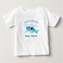 Anpassad baby namnbabyshark T-shirt i blå färg