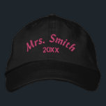 Anpassad basebollkeps för brud - Fru Efternamn Brö Broderad Keps<br><div class="desc">Fira bruden med denna anpassade basebollkeps - gör den personlig med 'Mrs. [Efternamn]',  bröllopsdatum eller roliga fraser! Perfekt för bröllopsfirande,  möhippa och fotografering.</div>