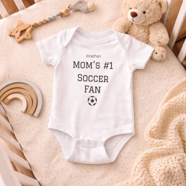 Anpassad bebisnamn för mamma fotbollsfan t shirt (Skapare uppladdad)