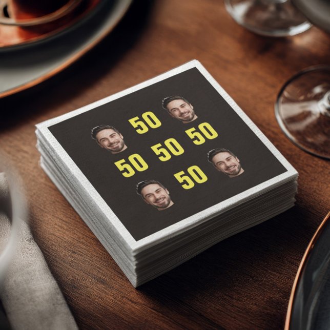 Anpassad bild 50-årsfirande kul foto pappersservett (Black cocktail napkin with a grid of four custom face photos and bold yellow “50” numbers in between)