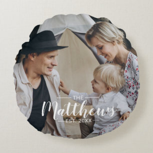 Anpassad bild med familjenamn och etableringsår rund kudde