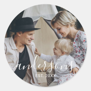 Anpassad bild med familjenamn och etableringsår runt klistermärke