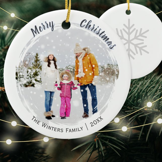 Anpassad bild och namn Vit God Jul Julgransprydnad Keramik (A stylish Christmas tree decoration with custom photo, name(s) and year)