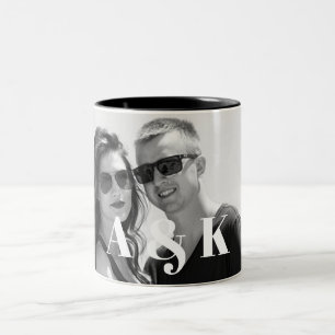 Anpassad bild och stora monograminitialer Två-Tonad mugg