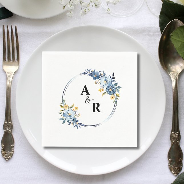 Anpassad blå blom- botanisk monogram- bröllop pappersservett (Custom blue floral botanical monogram wedding napkins add elegant personalized charm to receptions.)