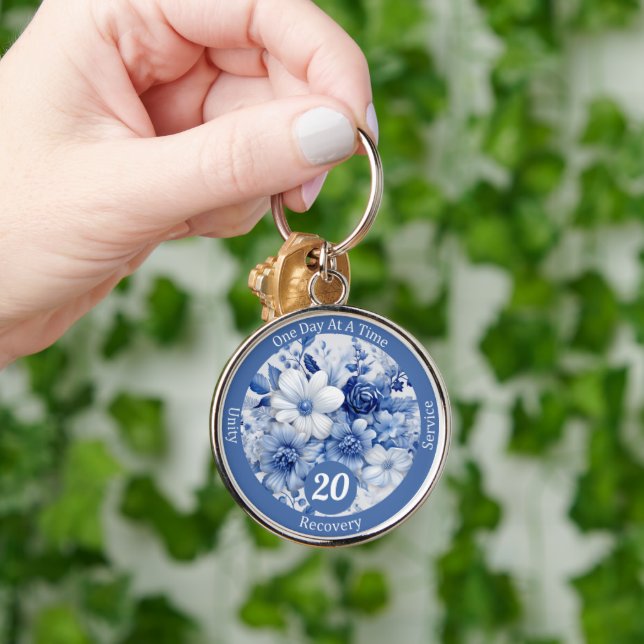 Anpassad blå blommig milstolpepresent för tillfris rund silverfärgad nyckelring (Hand)