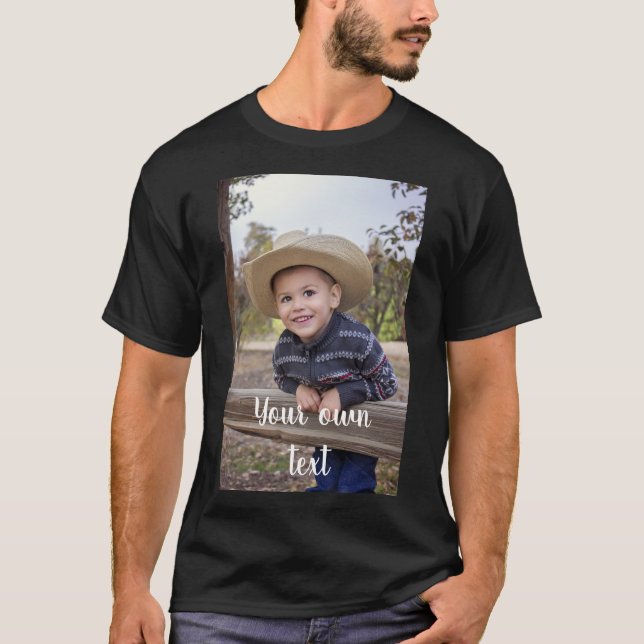 Anpassad. Black Shirt. Lägg till ditt eget foto oc T Shirt (Framsida)