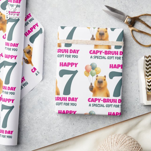 Anpassad Capybara GLAD CAPYBRUH DAG 7-års födelsed Presentpapper (Cute HAPPY CAPY-BRUH DAY capybara wrapping paper for 7th birthday gift.)