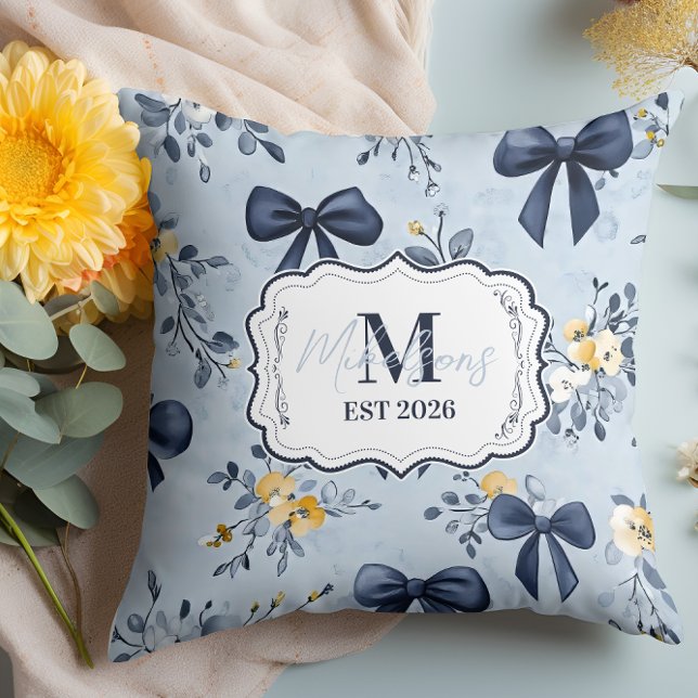 Anpassad Elegant Blå Band Blommig Monogram Kudde (Skapare uppladdad)