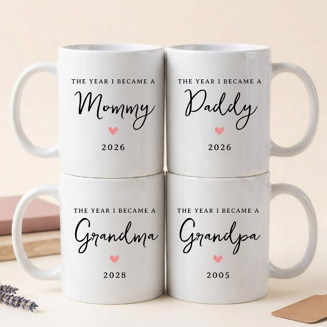 Anpassad Elegant Skript Mamma Pappa Mormor Morfar Kaffemugg (New Parents Gift Idea Mug | Expecting Parents Announcement Cup | Pregnancy Announcement Coffee Mug)