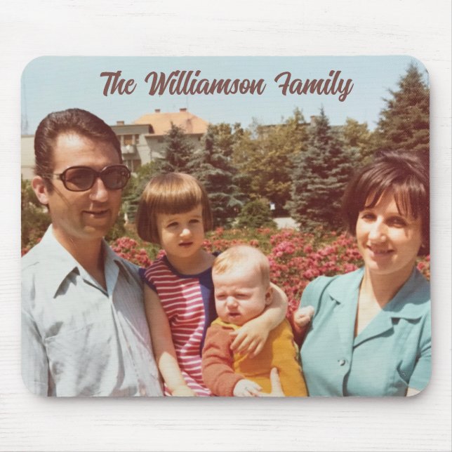 Anpassad En Foto Familjenamn Retro Script Enkel  Musmatta (Framsidan)