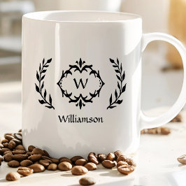 Anpassad familjenamnsmonogram elegant lagerkrans kaffemugg