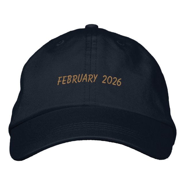Anpassad FEBRUARI 2026 Text Specialdagsfirande  Broderad Keps (Framsida)
