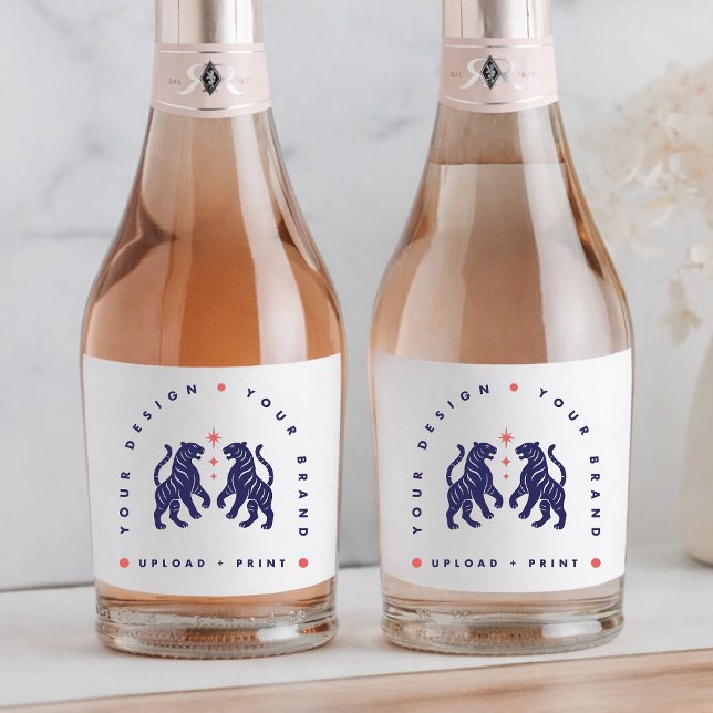 Anpassad flasketikett | Din design uppladdningseti (Upload your artwork and turn any bottle into event decor, custom merch, or a stylish gift)