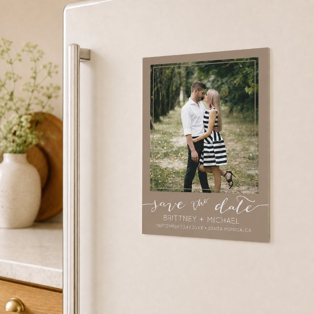 Anpassad Foto Taupe Spara Datumet (Announce your wedding with this custom photo taupe save the date design. 
)