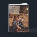 Anpassad fotografering Personlig gratulation till  Kort<br><div class="desc">Ladda upp ditt eget foto för att skapa ett speciellt kort för bröllop eller någon annan tillställning. All text på detta gratulationskort är redo för din anpassning så att du kan lägga till dina egna känslor för olika tillfällen. På framsidan av kortet visas den svarta skrivstilsskriften mot en tryckt genomskinlig...</div>